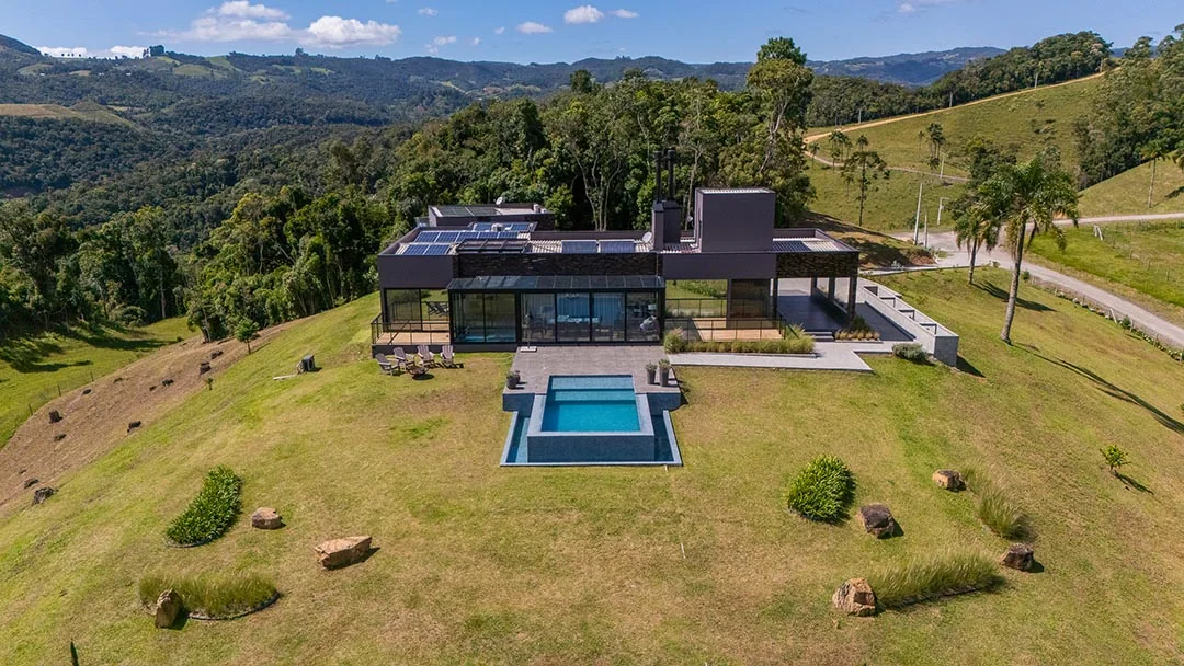 Vista aérea da Casa de Vidro e sua piscina
