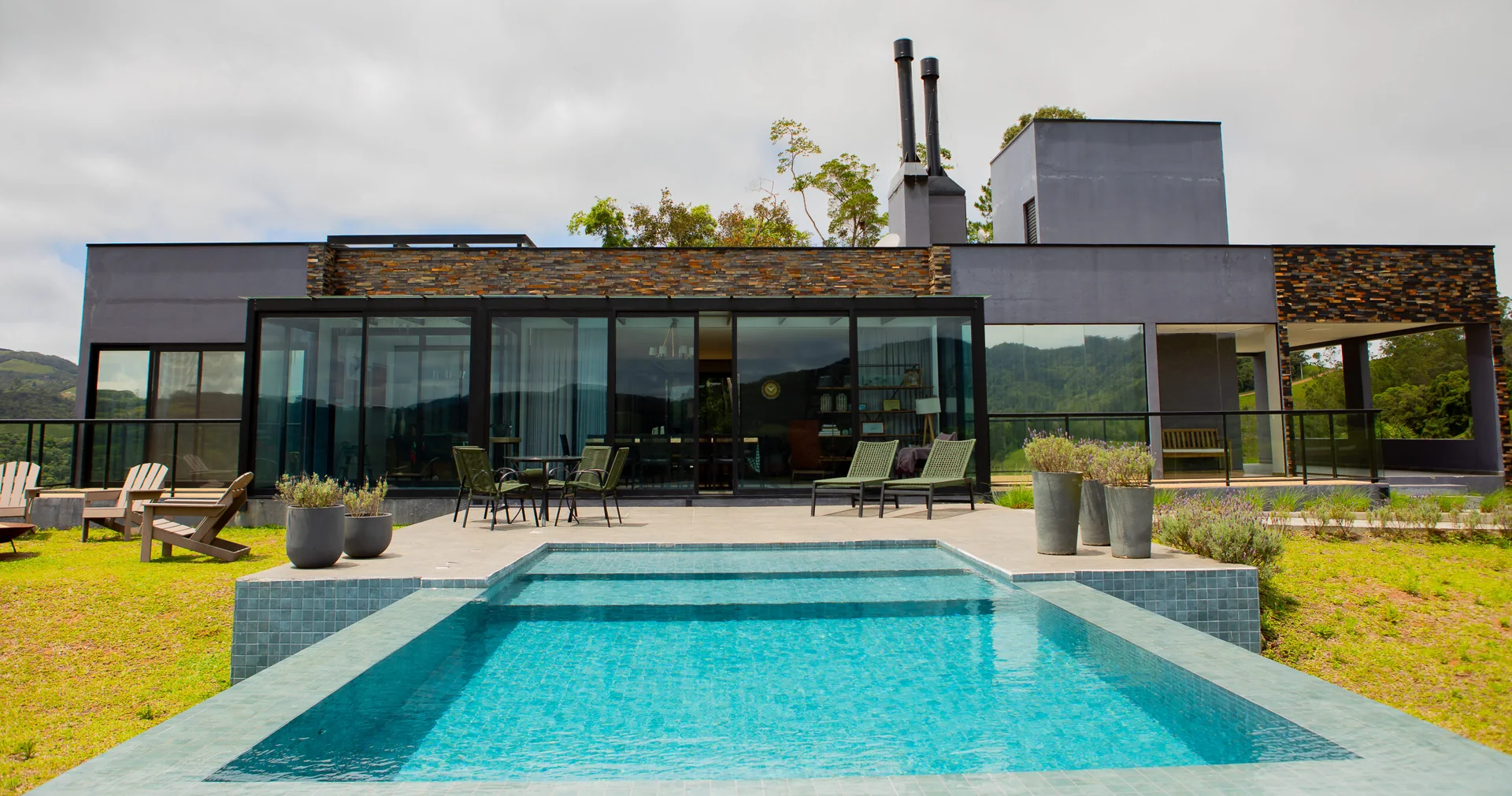 Casa de Vidro com piscina e arquitetura integrada à natureza