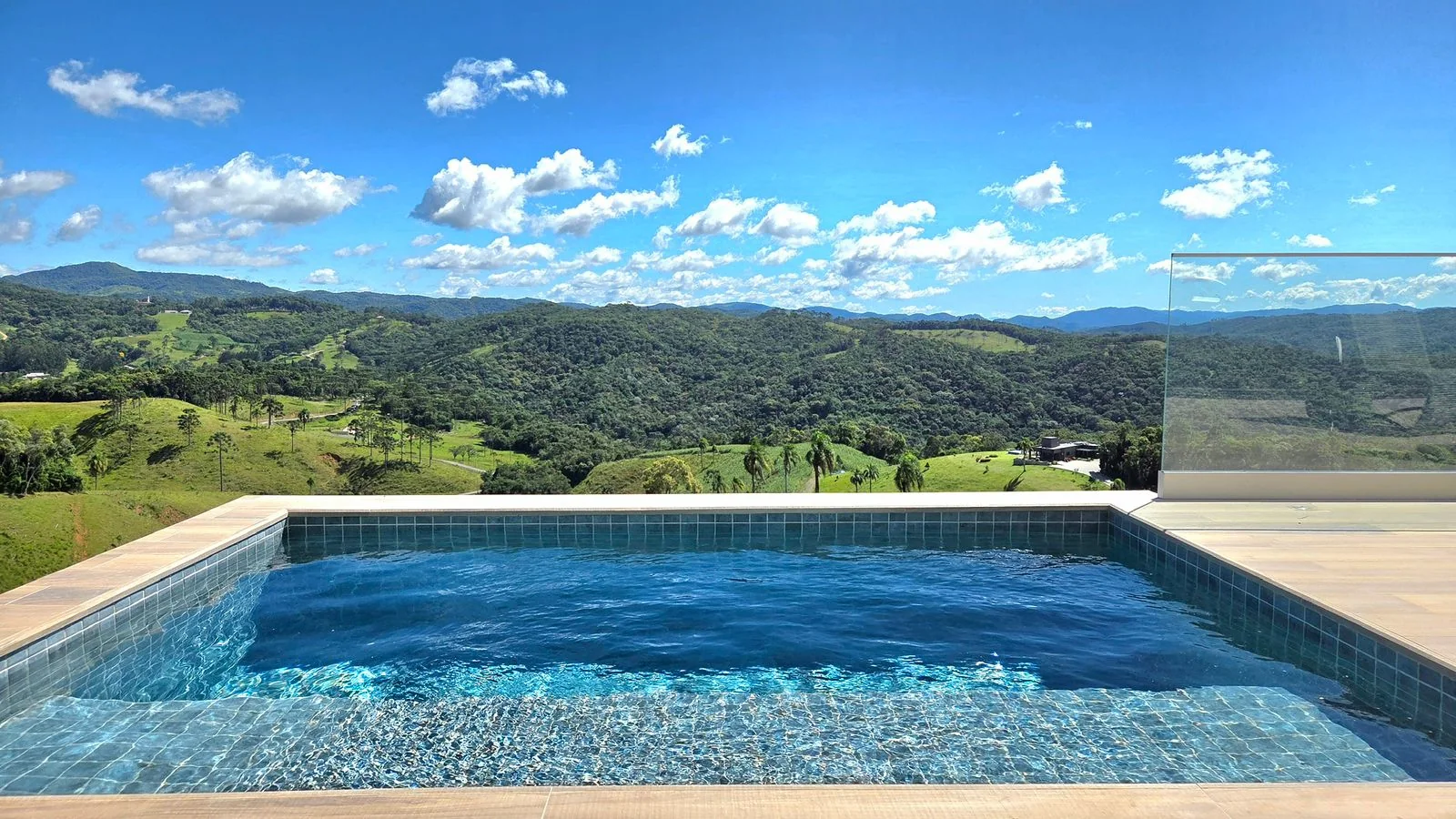Piscina com vista para as montanhas da serra catarinense