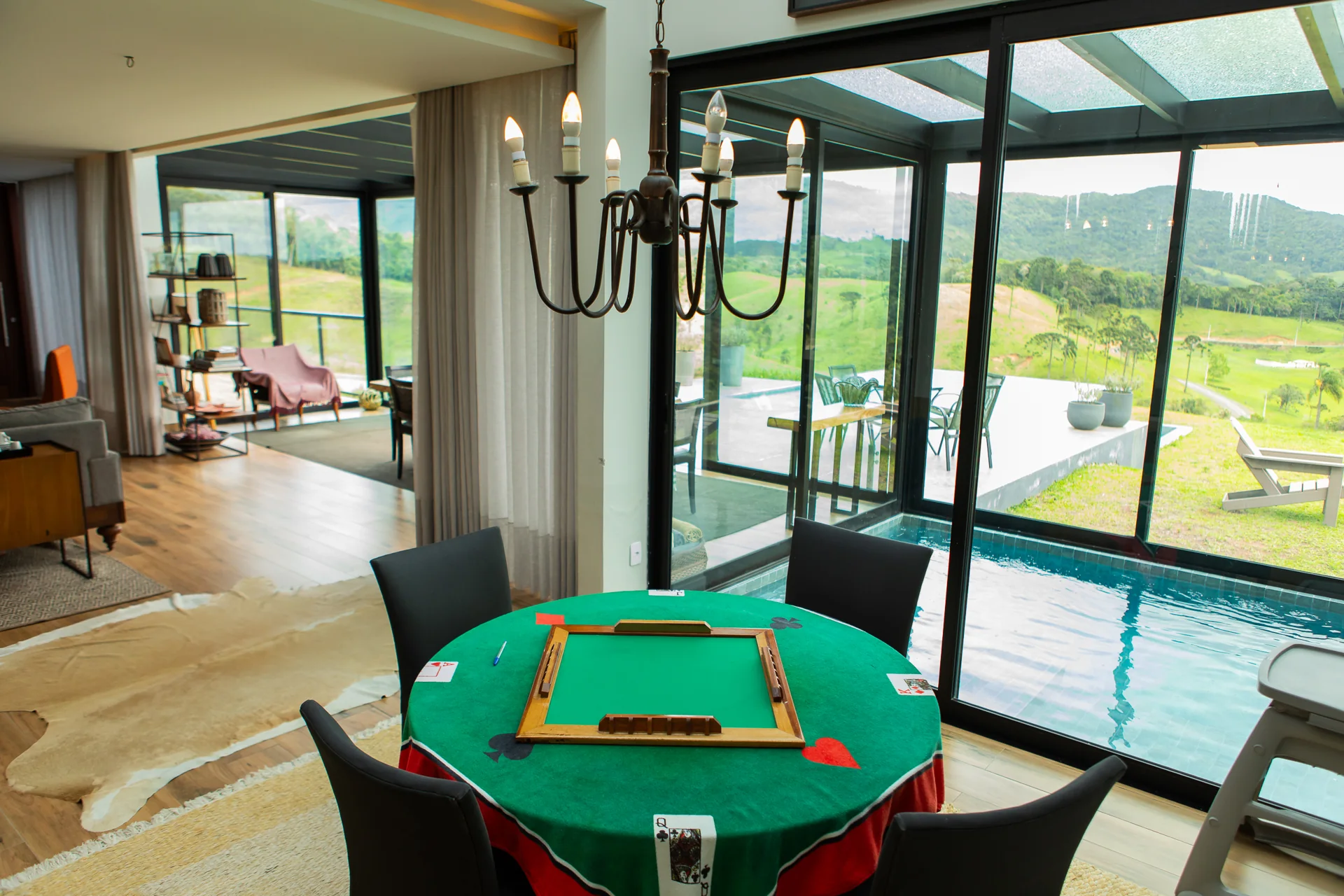 Sala de jogos com vista para a piscina